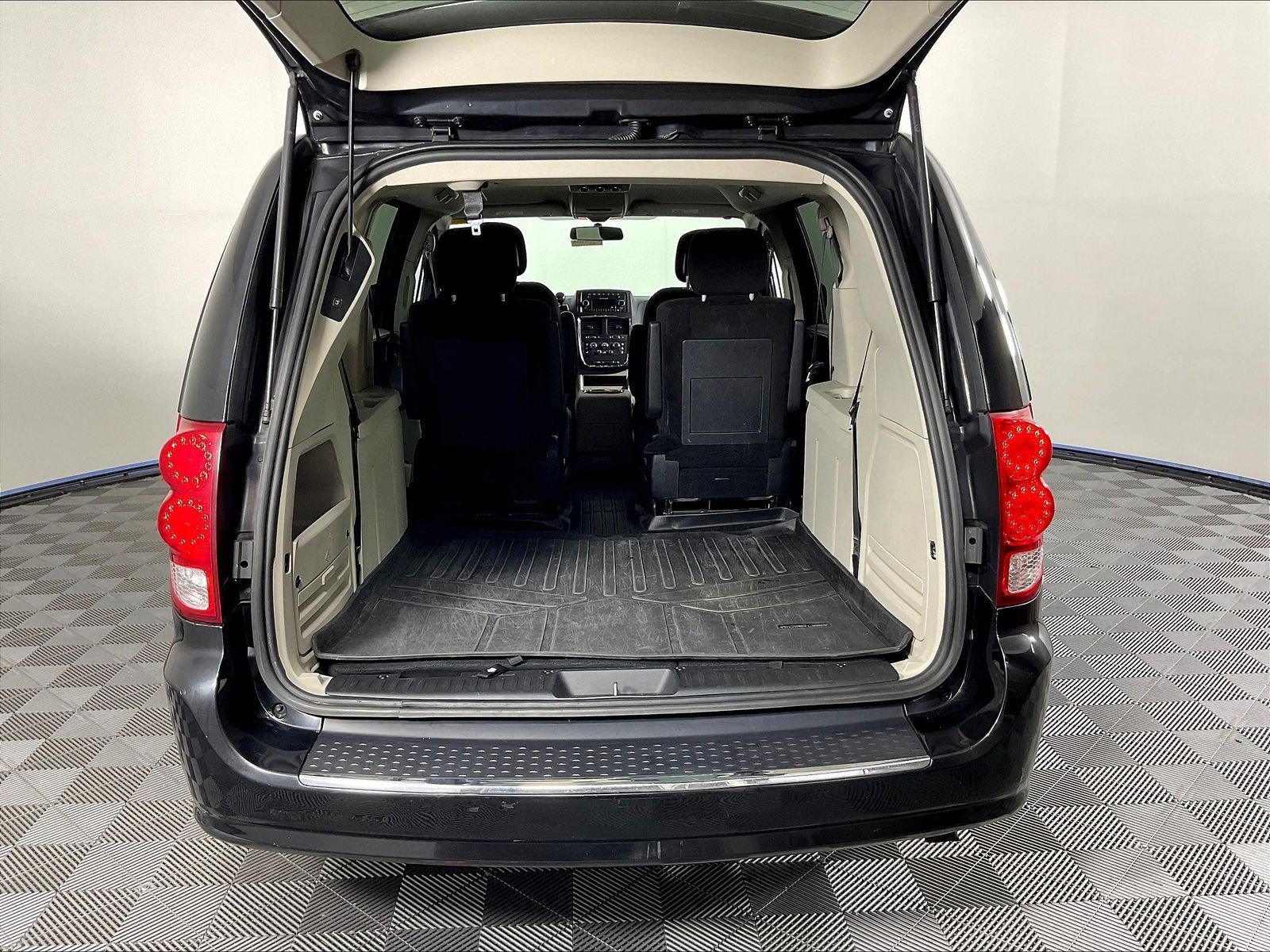 Used 2015 Dodge Grand Caravan SXT FWD image 36