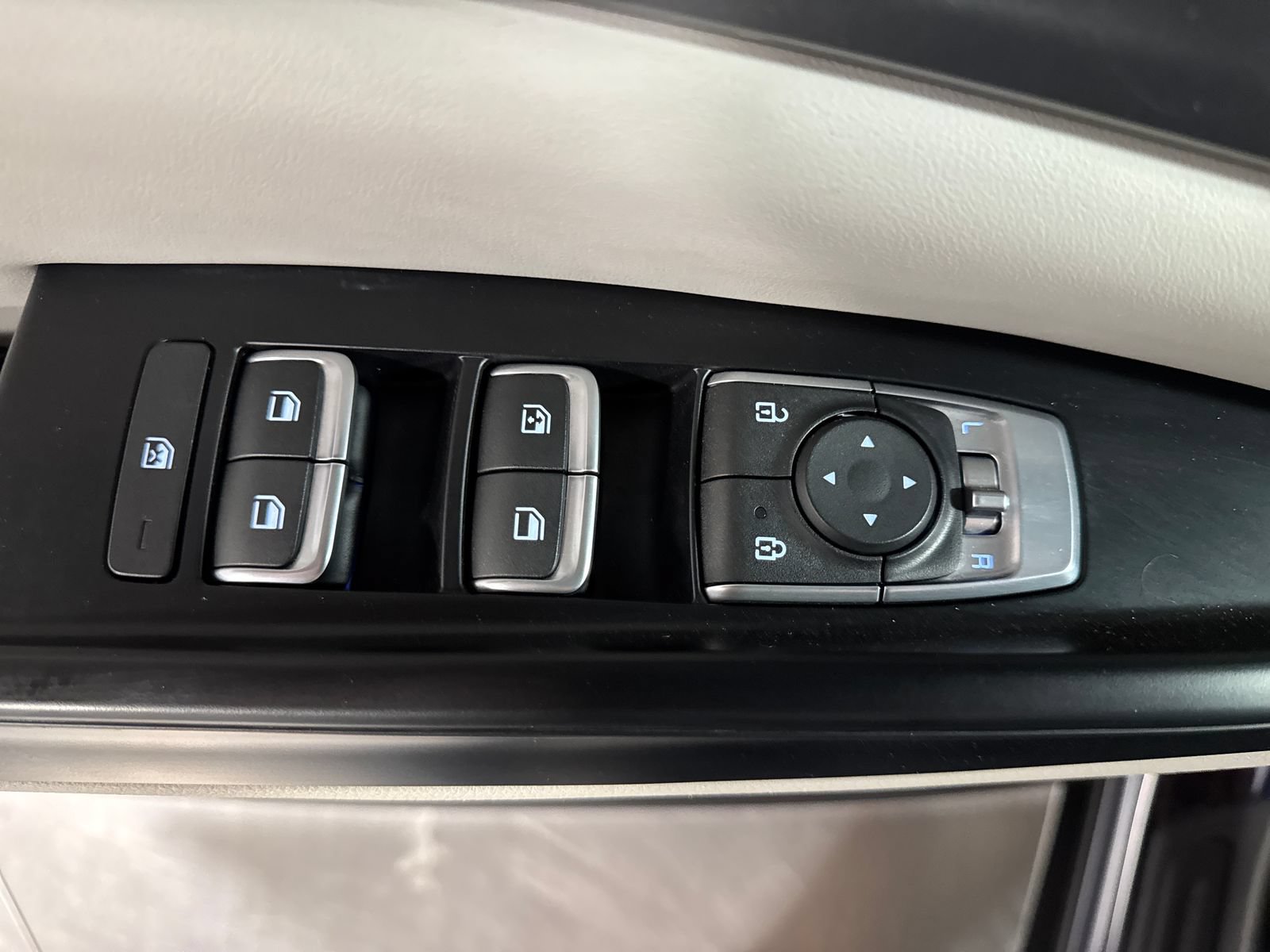 Certified 2022 Kia Carnival LX FWD image 18