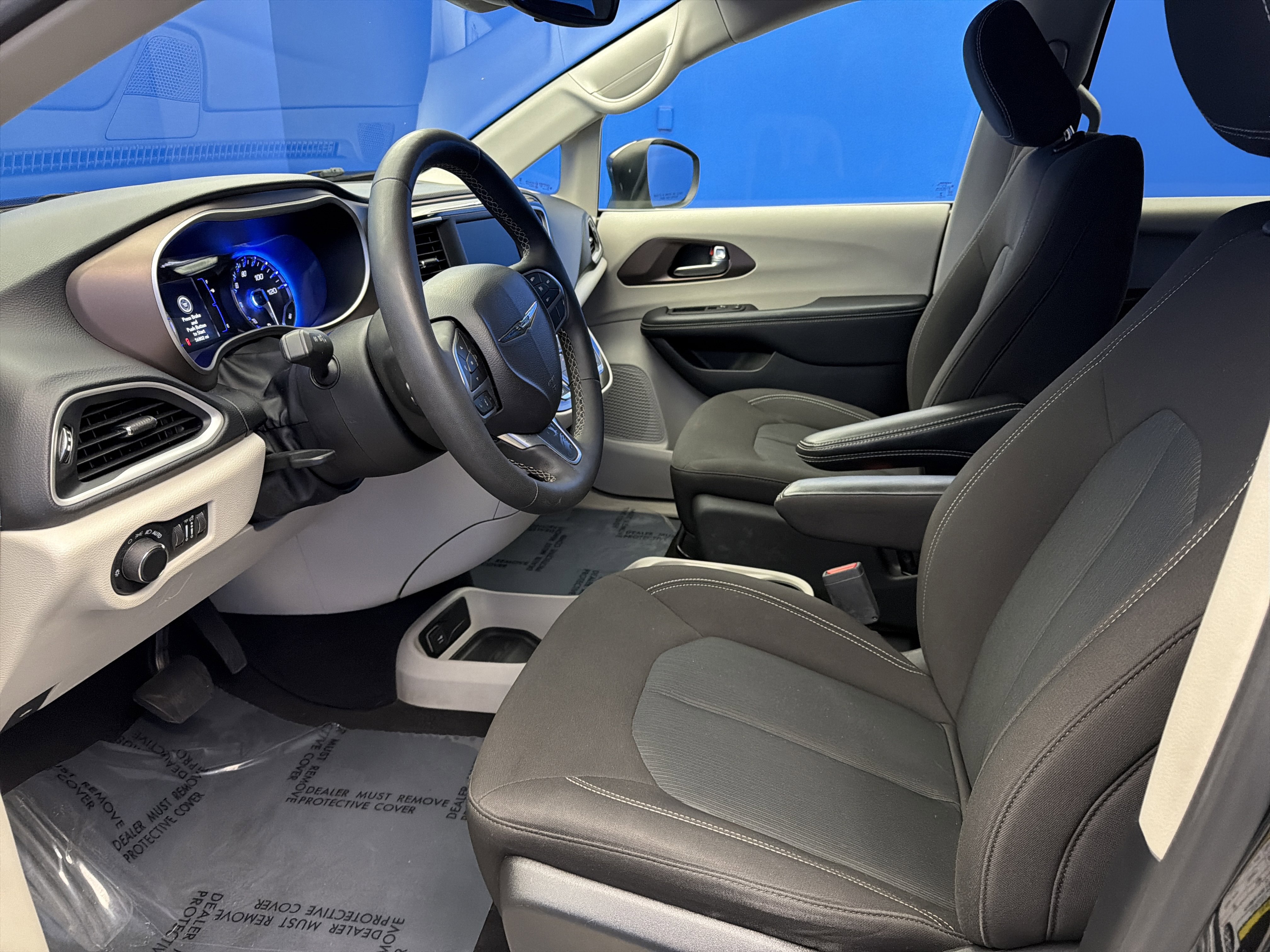 Used 2023 Chrysler Voyager LX image 13