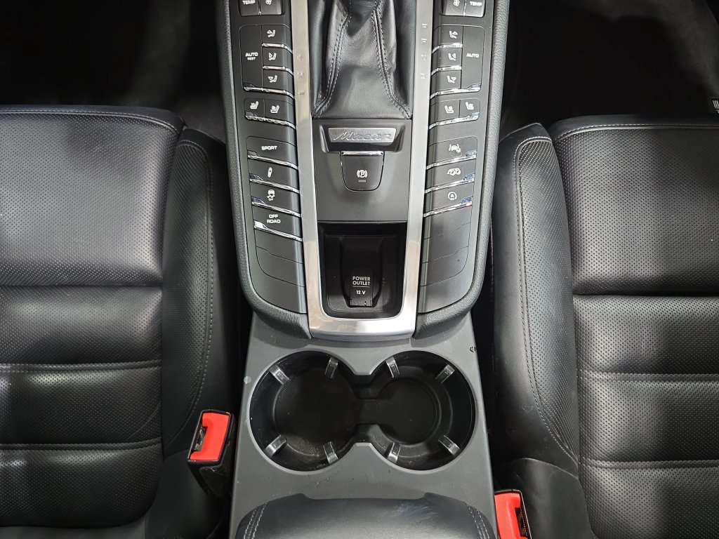 Used 2021 Porsche Macan Turbo AWD/4WD image 20