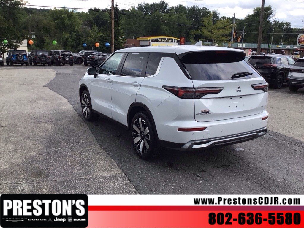 Used 2025 Mitsubishi Outlander SE AWD/4WD image 3