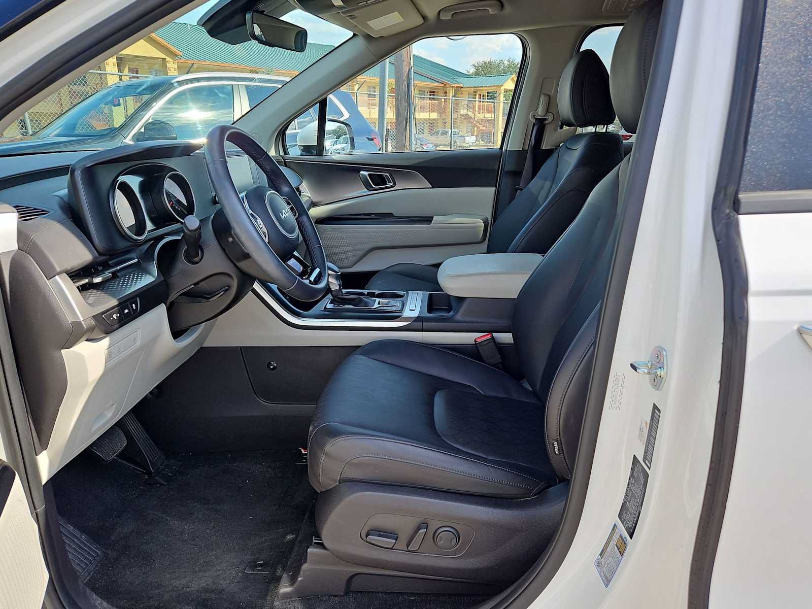 Used 2024 Kia Carnival LX FWD image 13