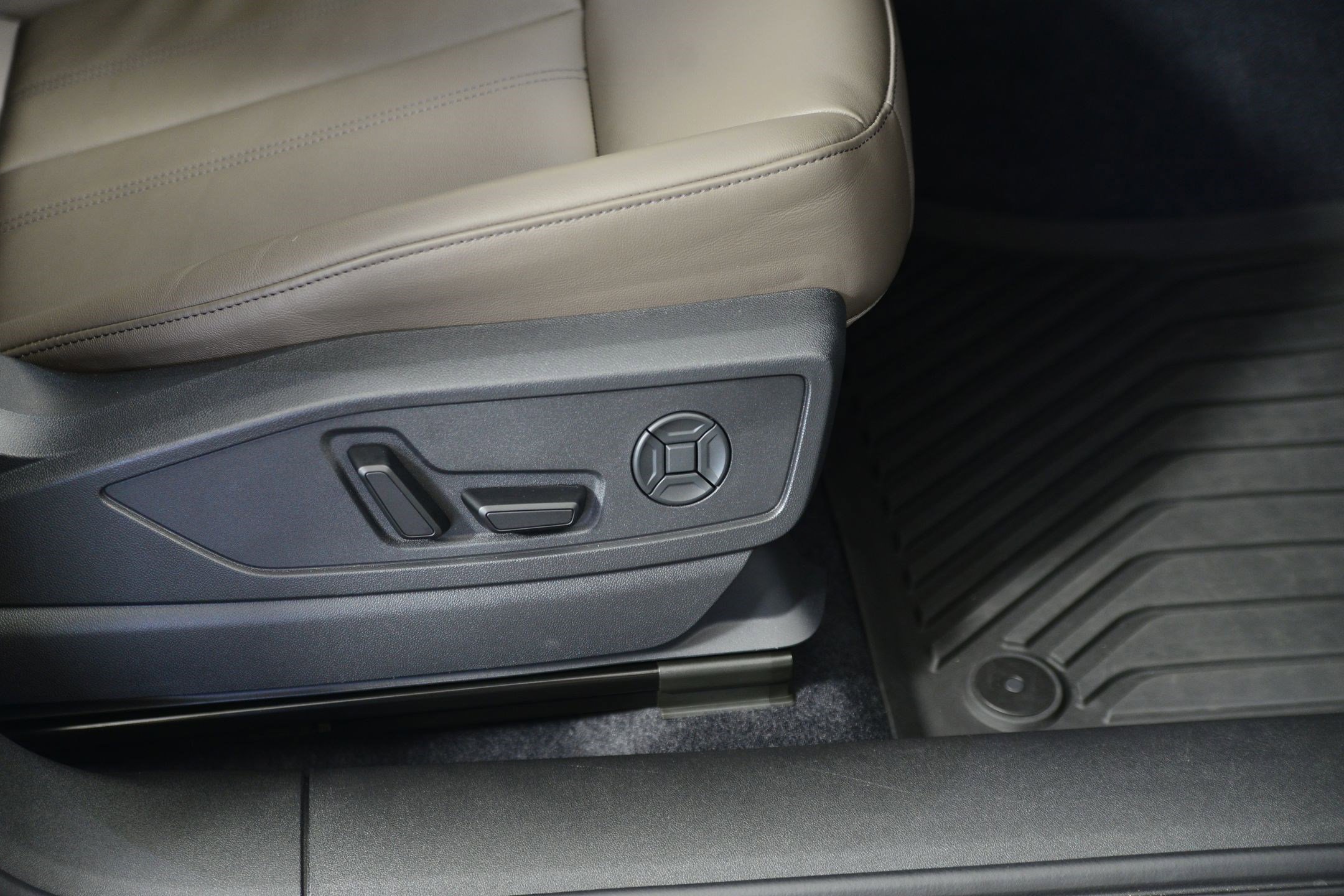 Certified 2025 Audi Q5 Premium w/ Convenience Package image 10