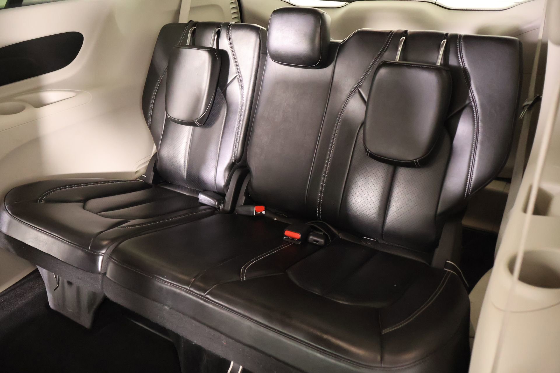 Used 2023 Chrysler Pacifica Touring-L image 13