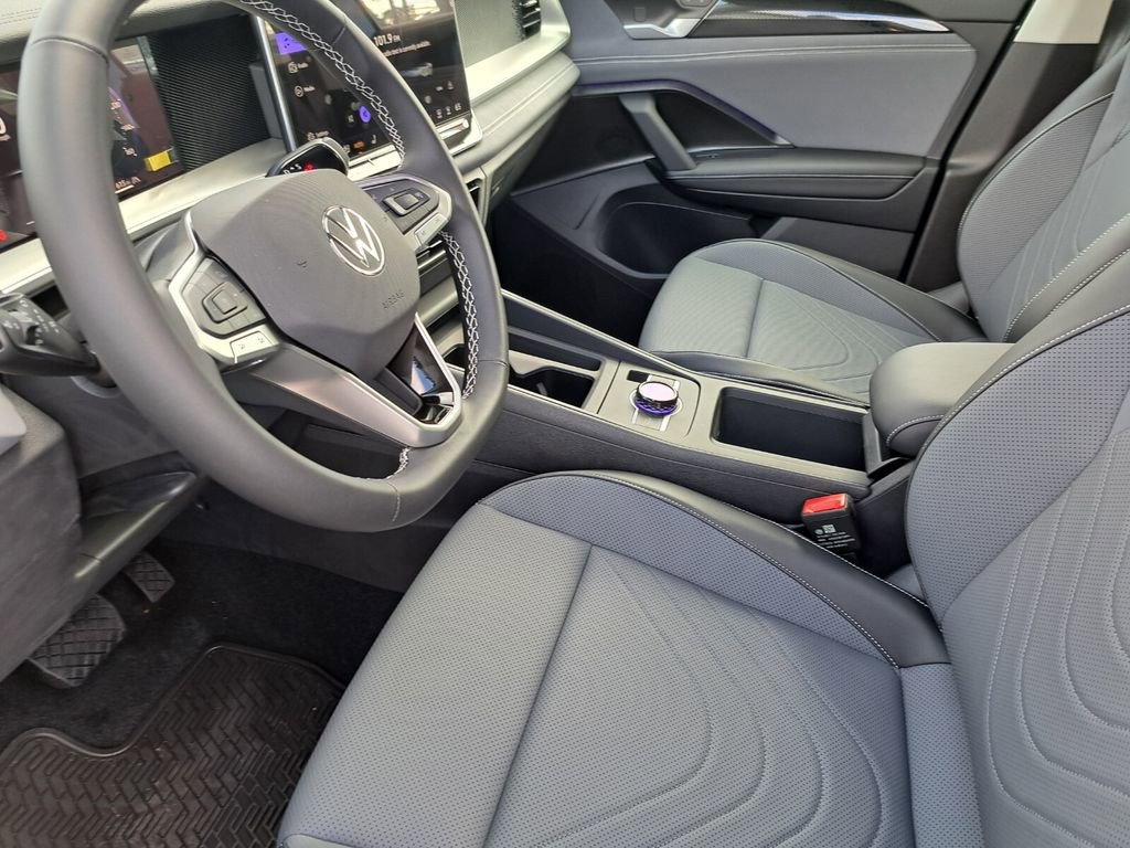 New 2025 Volkswagen Tiguan SE image 18