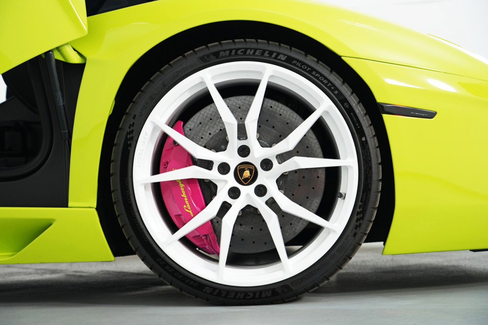 Used 2015 Lamborghini Aventador LP 700-4 image 90