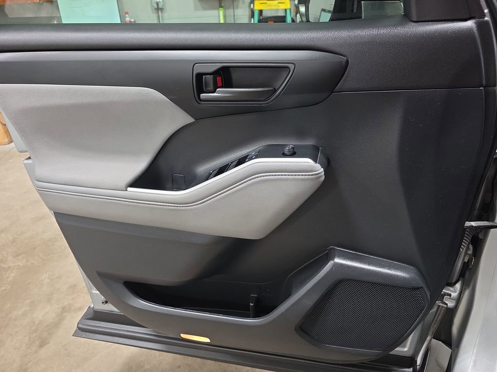 Used 2021 Toyota Highlander L image 27