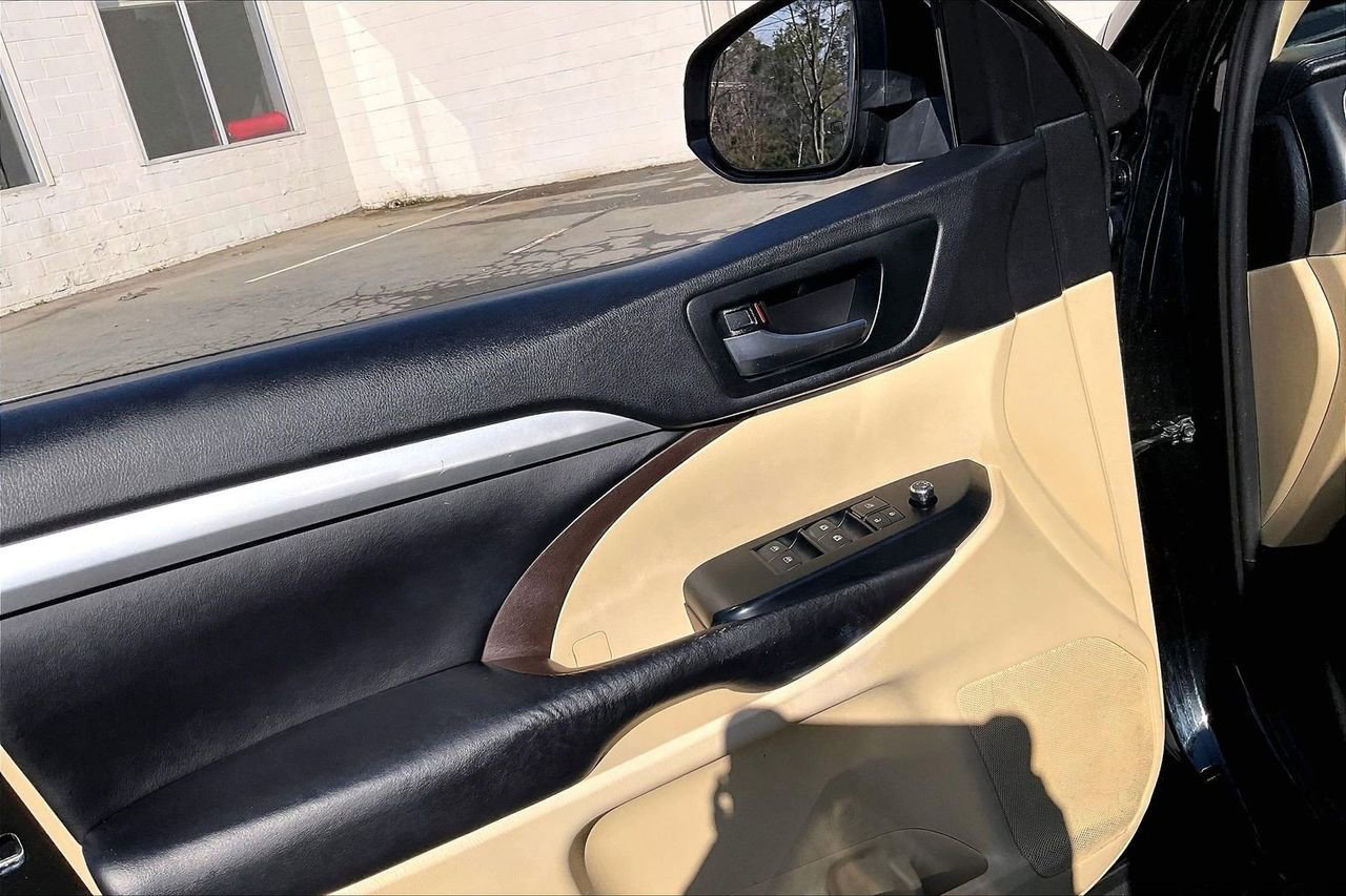 Used 2019 Toyota Highlander XLE image 28