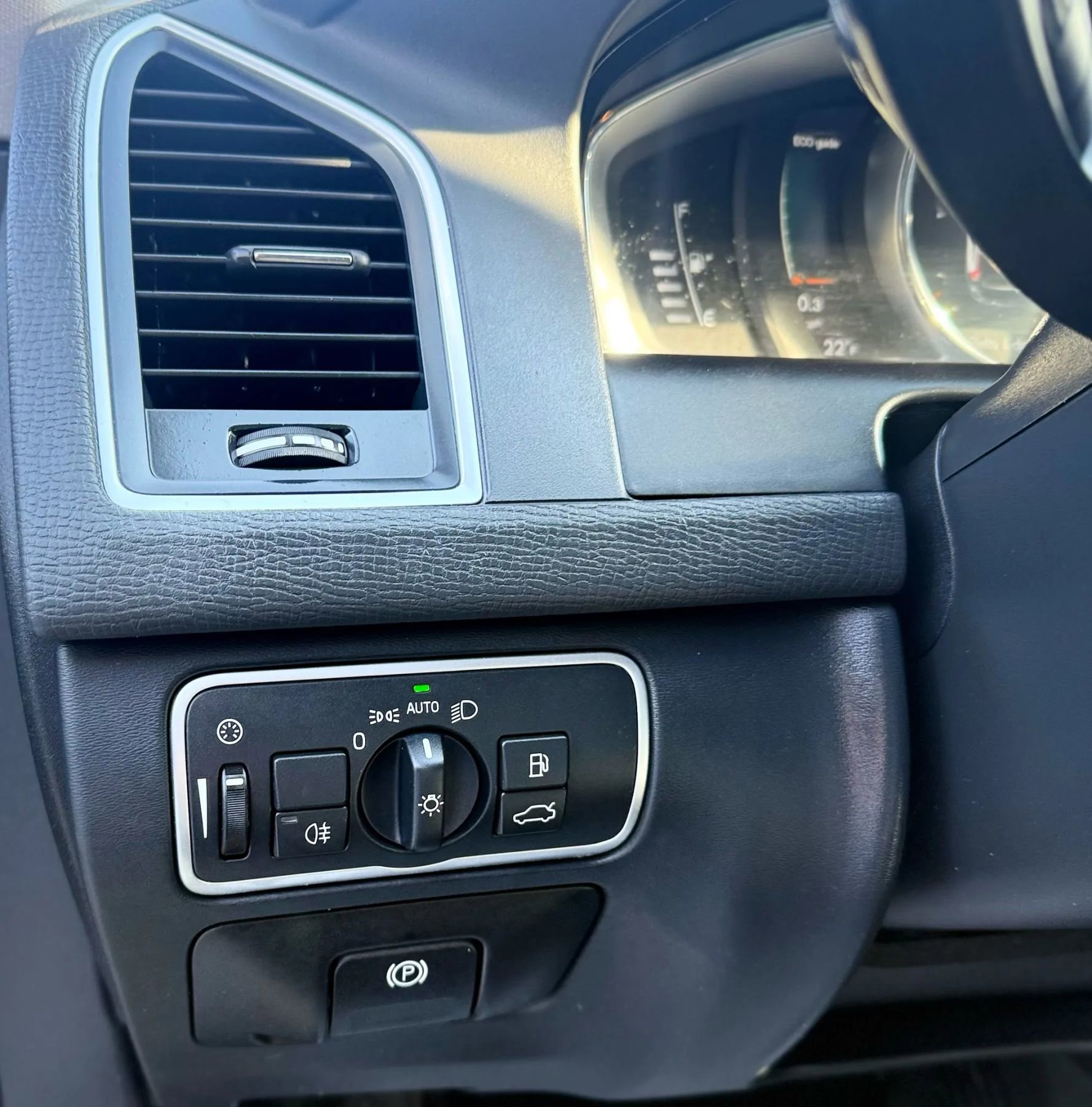 Used 2017 Volvo XC60 T5 Dynamic w/ Preferred Option Package image 23