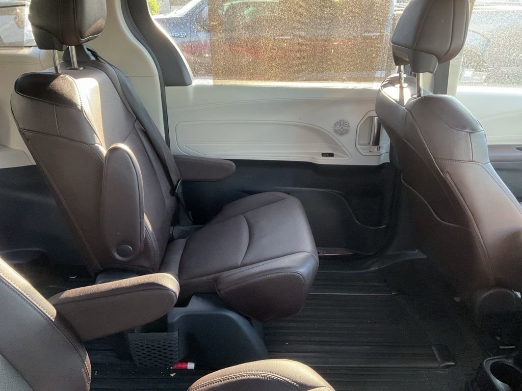 Used 2024 Toyota Sienna Platinum image 5