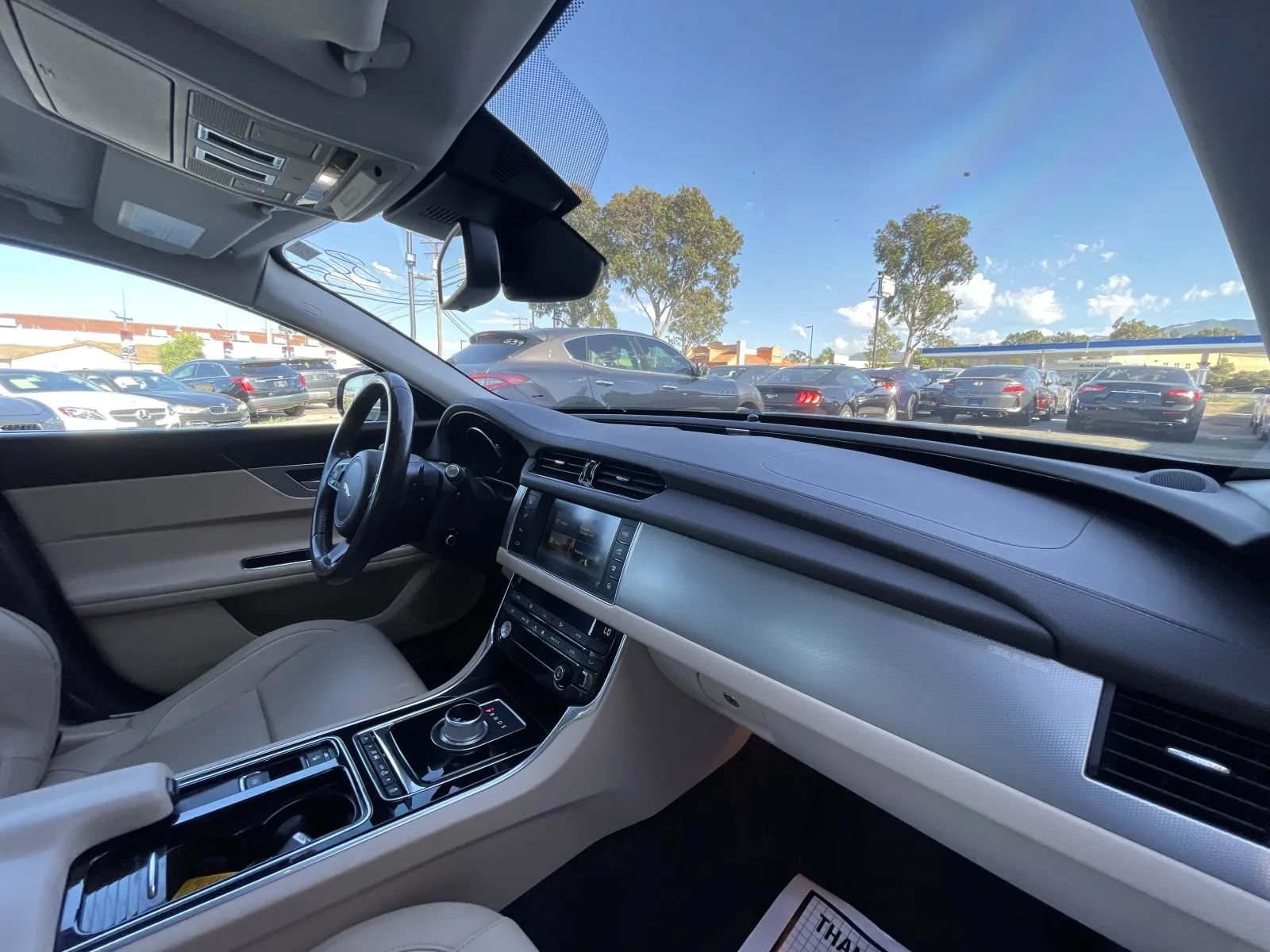 Used 2016 Jaguar XF Premium RWD image 12