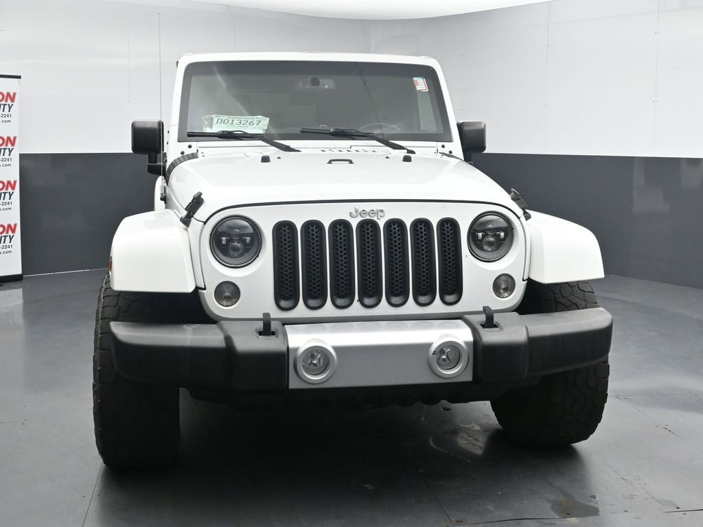 Used 2015 Jeep Wrangler Unlimited Sahara w/ Connectivity Group AWD/4WD image 3