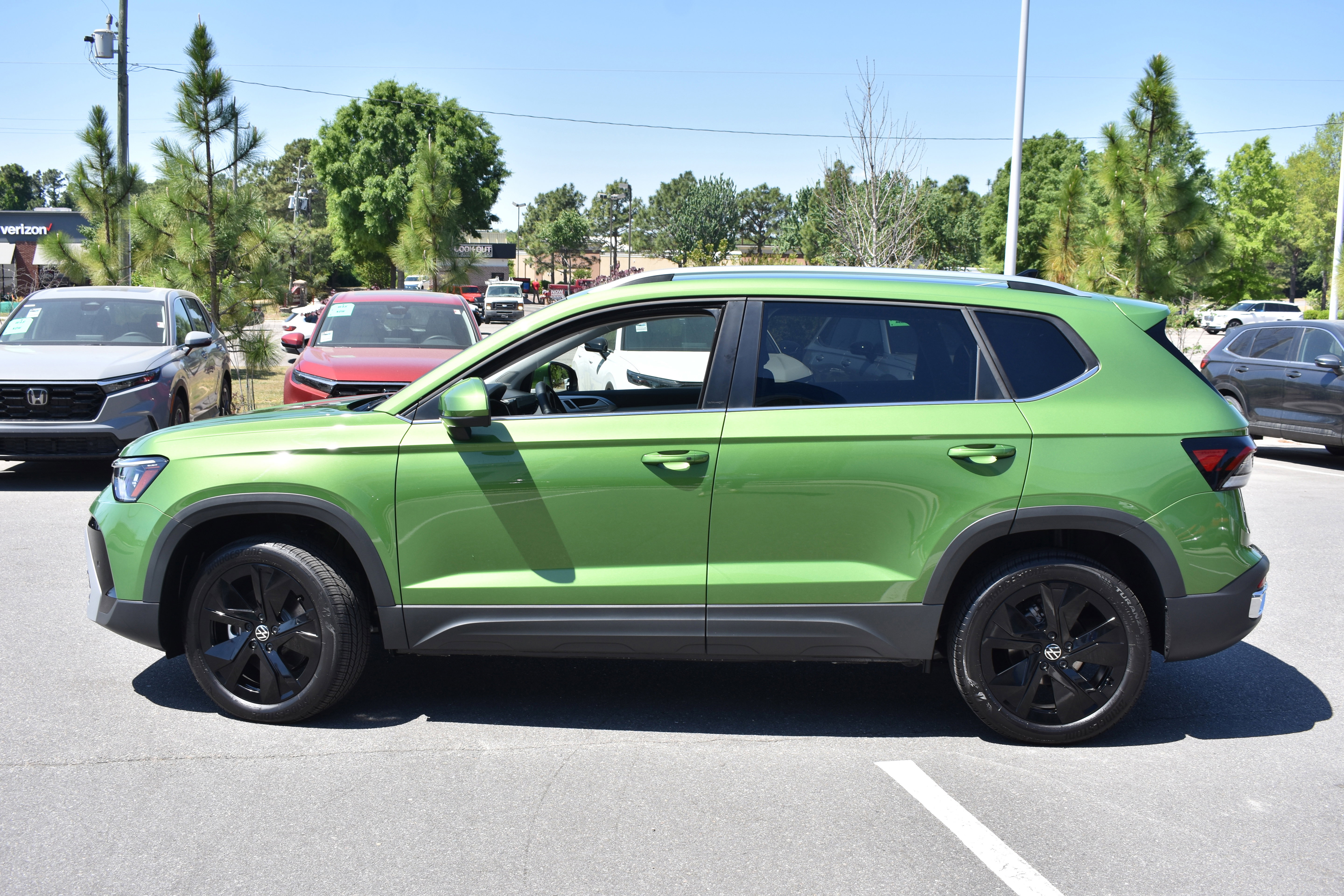 Used 2025 Volkswagen Taos SE image 6