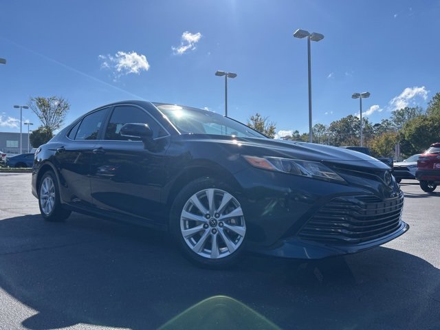 Used 2018 Toyota Camry SE image 3