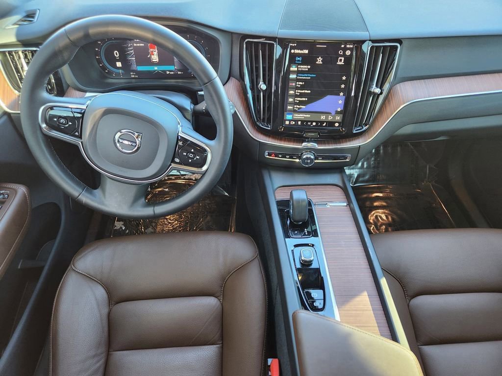 Used 2023 Volvo XC60 B5 Plus image 19