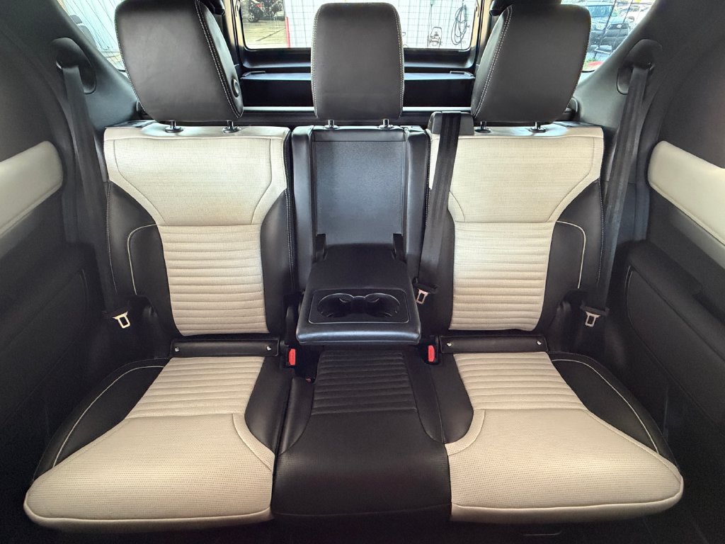 Used 2024 Land Rover Discovery Dynamic SE AWD/4WD image 35