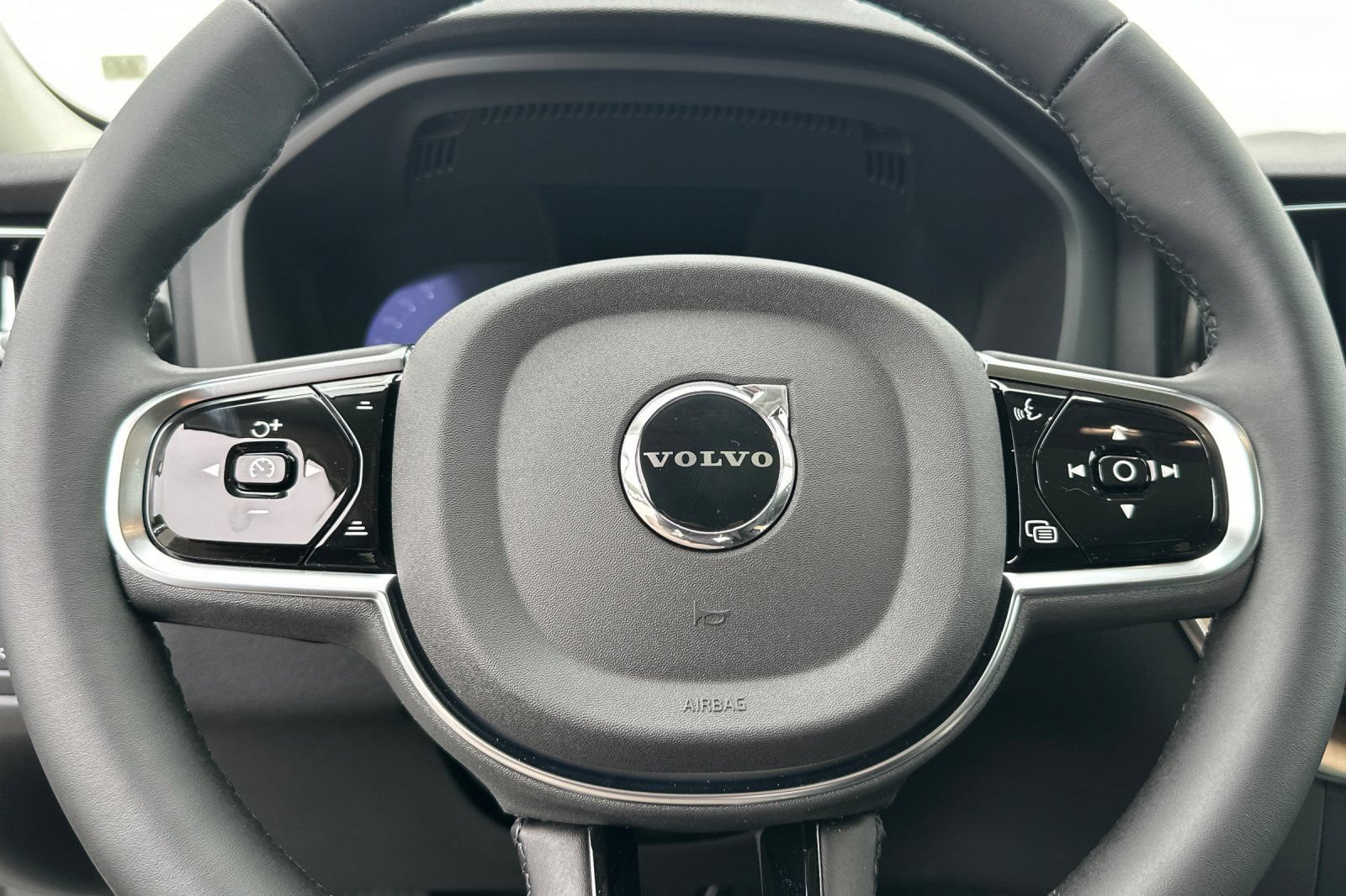New 2026 Volvo XC60 T8 Plus w/ Climate Package PRO AWD/4WD image 24