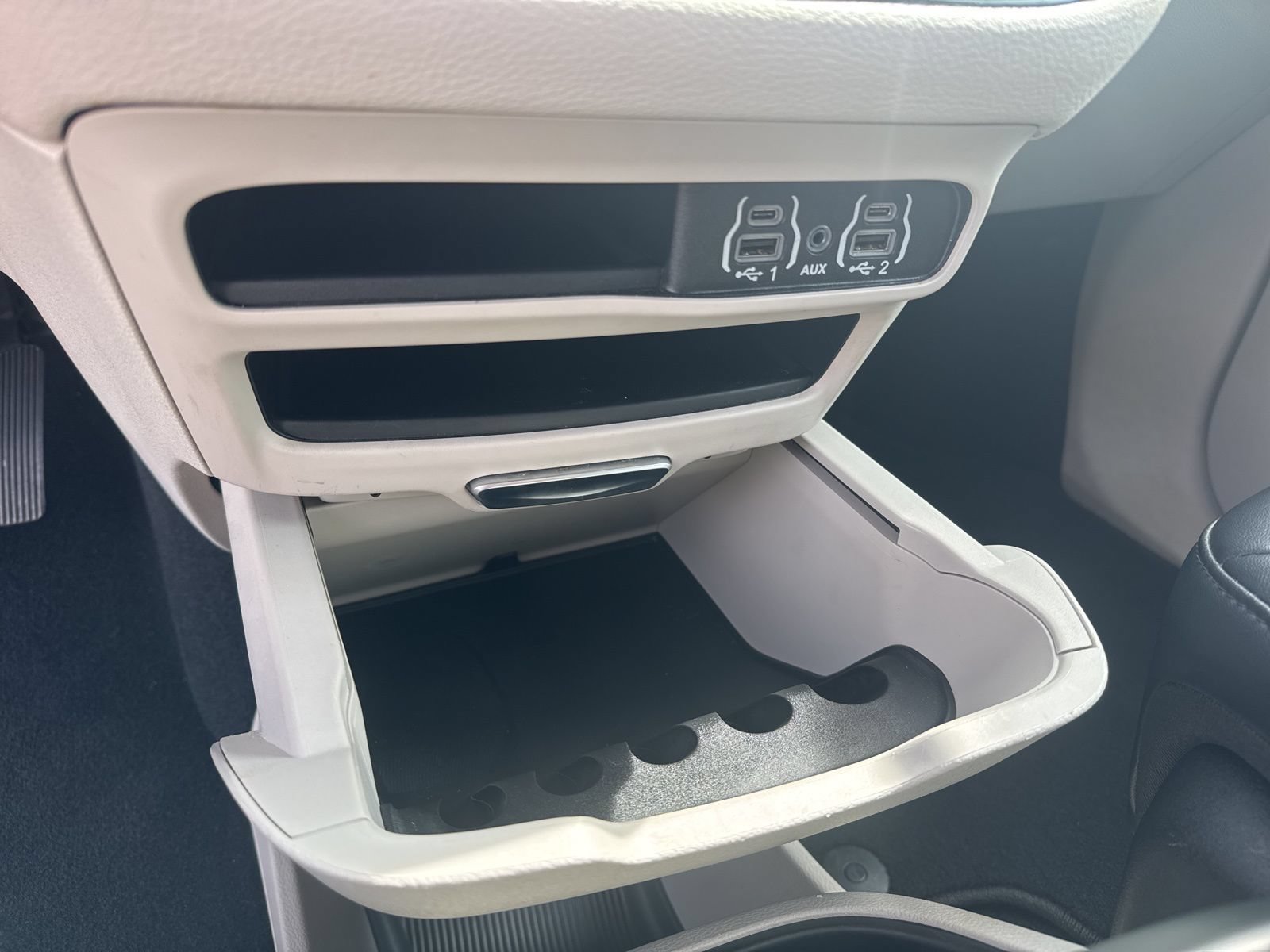 Used 2024 Chrysler Pacifica Limited FWD image 29