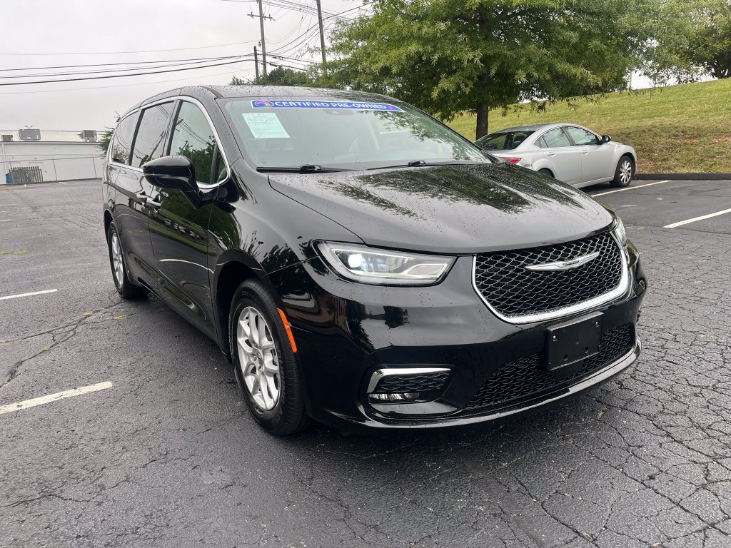 Used 2024 Chrysler Pacifica Touring-L FWD image 3