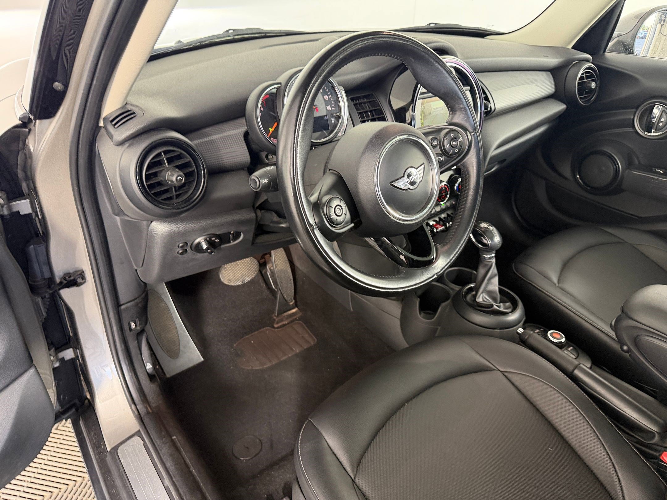 Used 2018 MINI Cooper 4-Door Hardtop FWD image 4