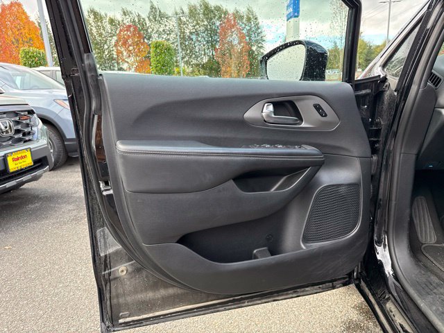 Used 2025 Chrysler Pacifica Select FWD image 13