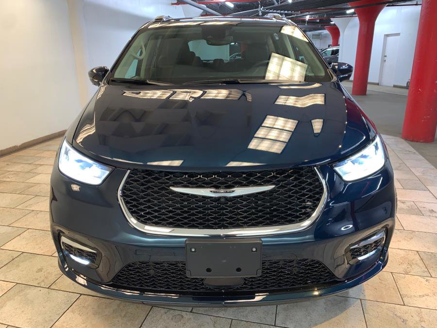 Used 2022 Chrysler Pacifica Touring-L w/ Uconnect Theater Family Group image 3