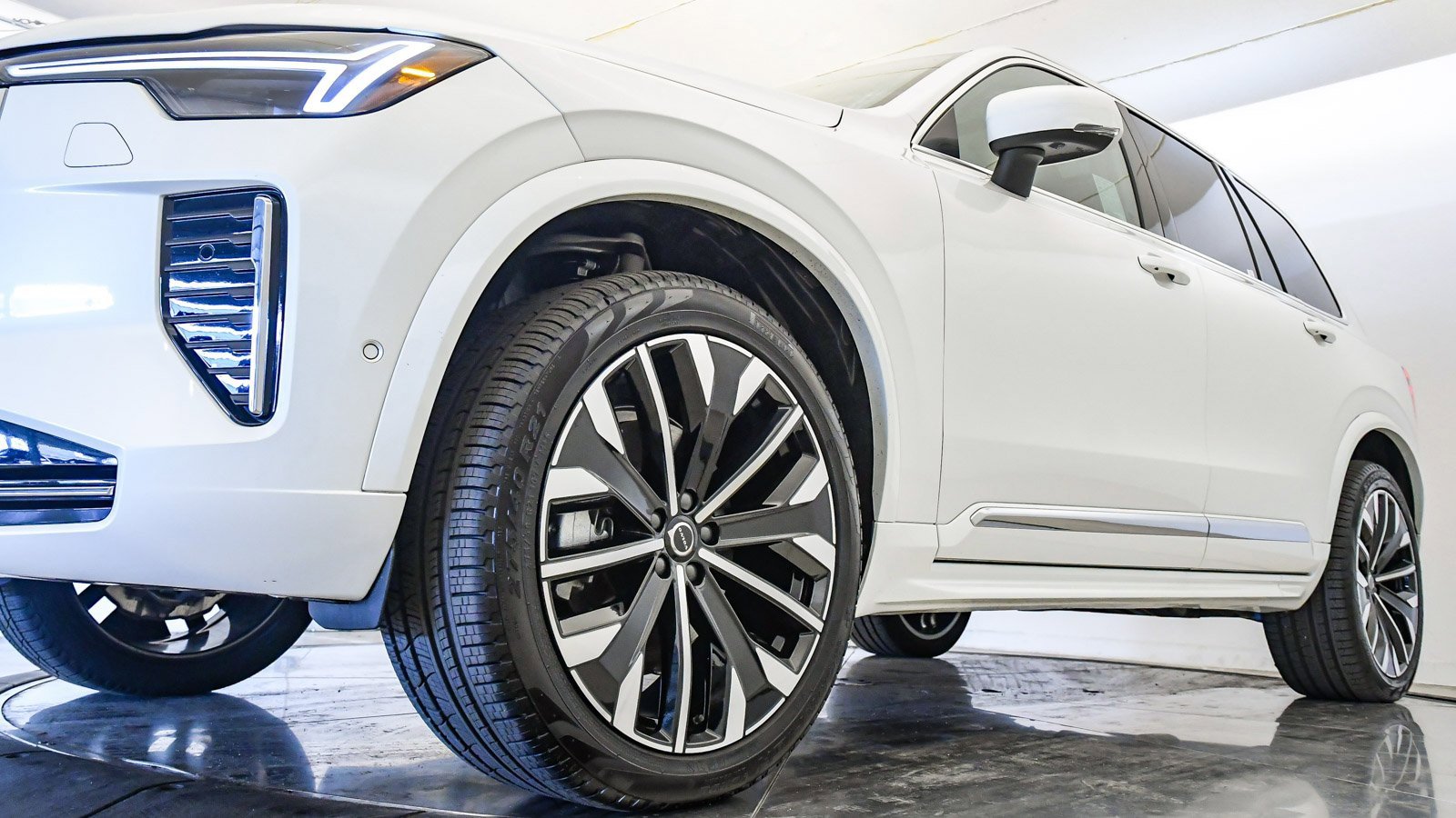 Certified 2025 Volvo XC90 B6 Plus w/ Protection Package Premier image 10