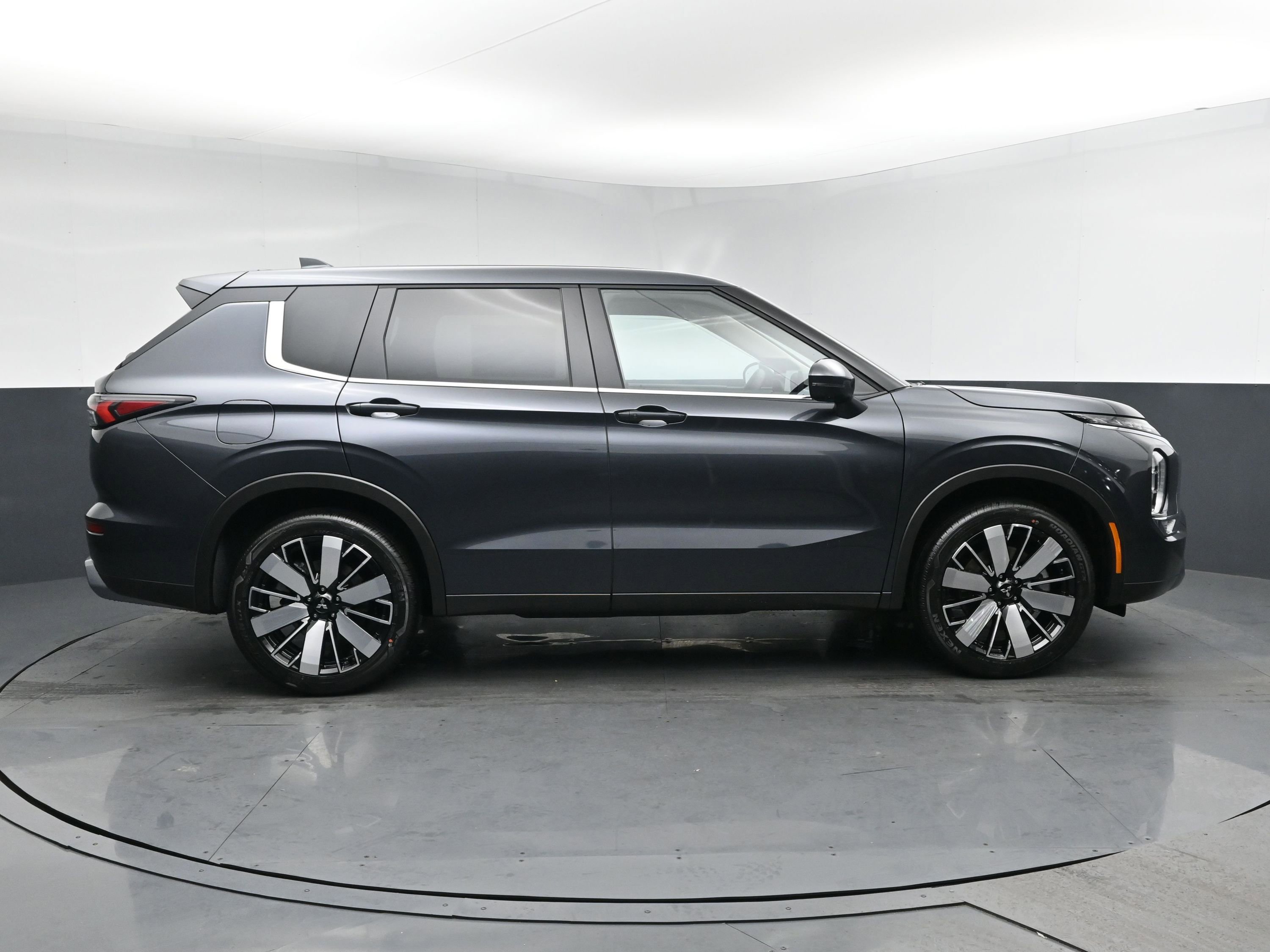 New 2026 Mitsubishi Outlander FWD image 3