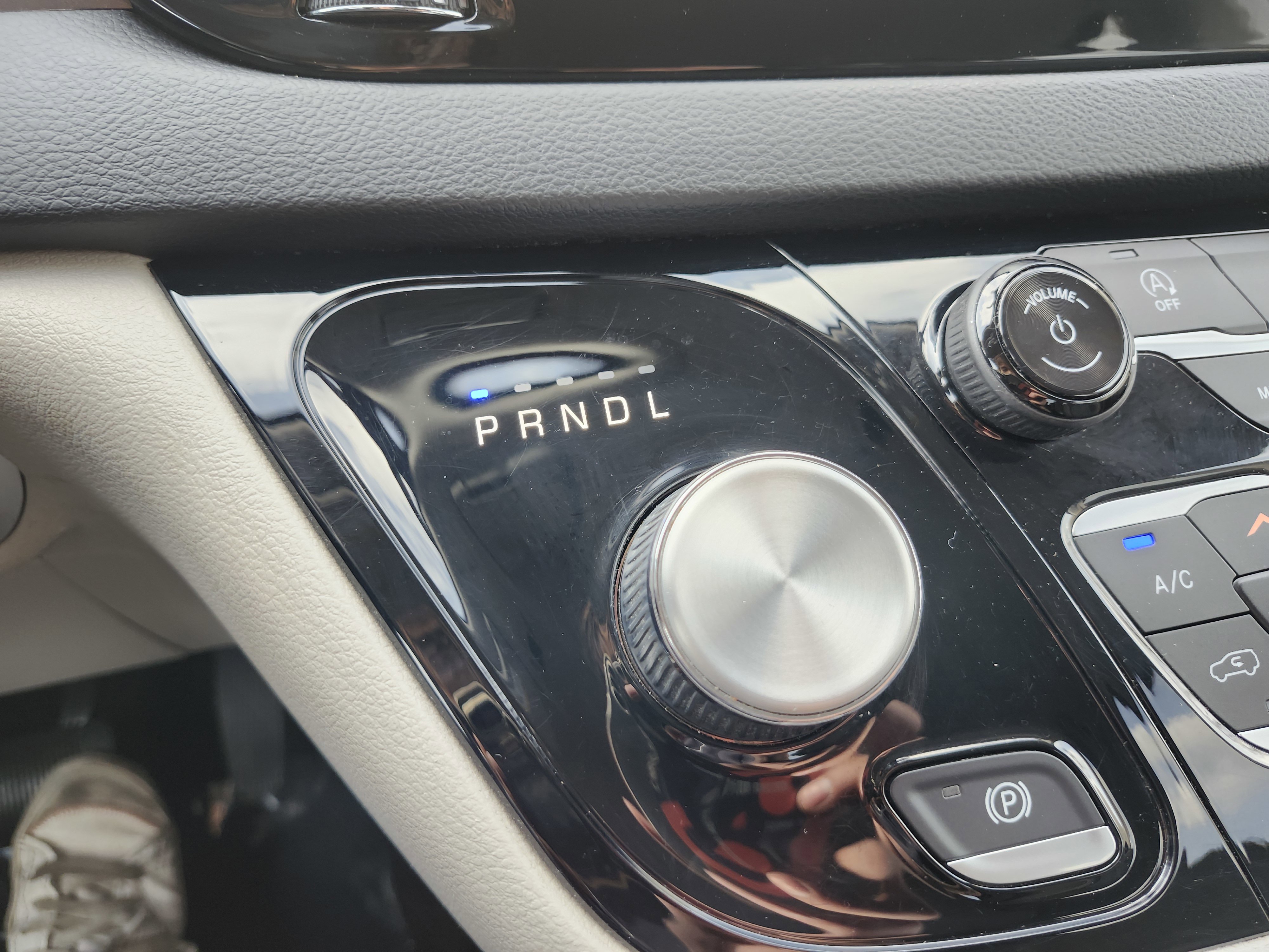 Used 2022 Chrysler Voyager LX image 28