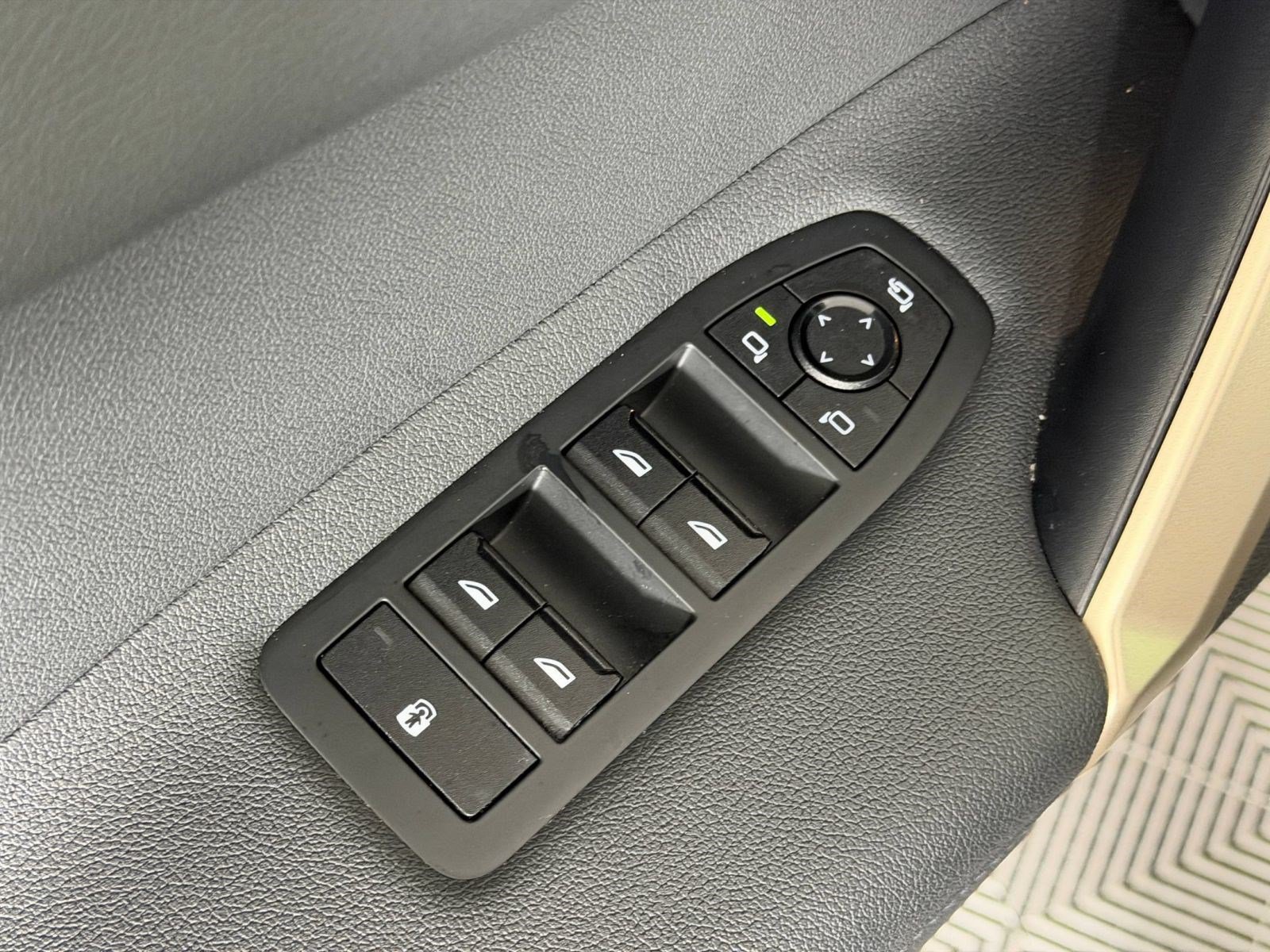 Used 2025 BMW iX xDrive50 AWD/4WD image 12