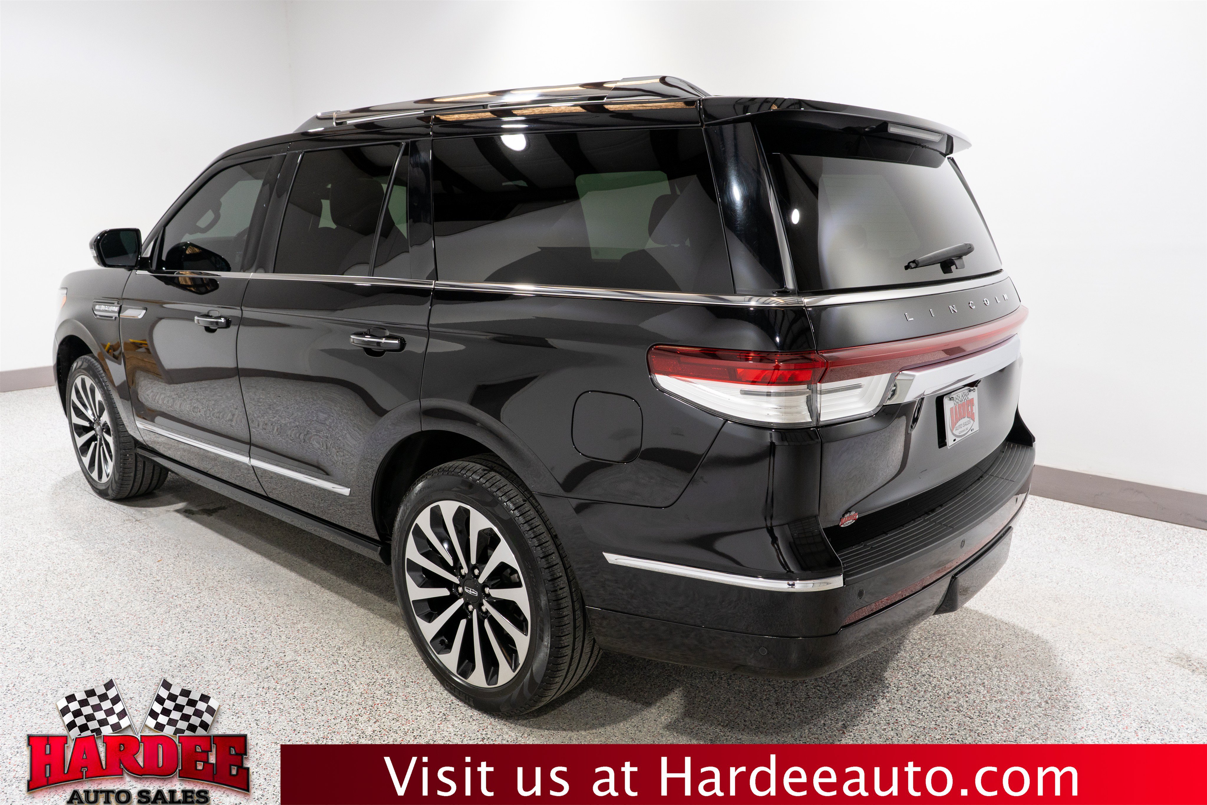 Used 2024 Lincoln Navigator Reserve AWD/4WD image 3