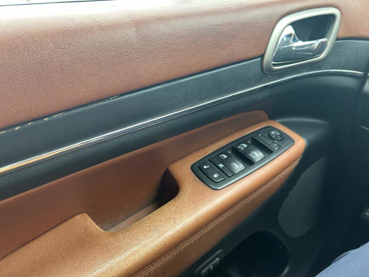 Used 2011 Jeep Grand Cherokee Overland Summit image 29