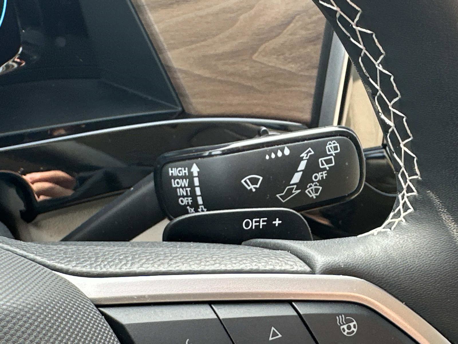 Used 2025 Volkswagen Atlas SE image 8