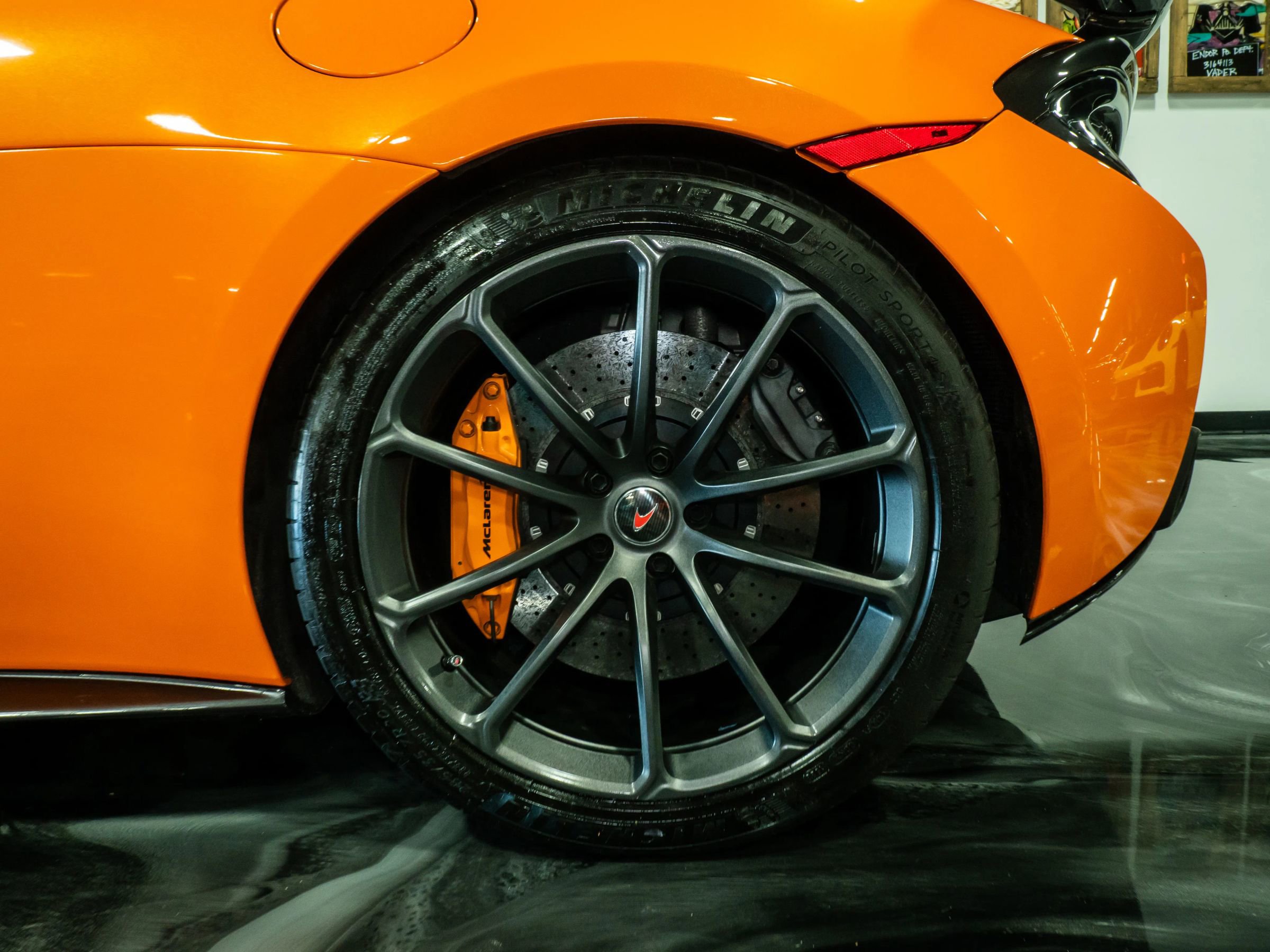 Used 2018 McLaren 570S Spider image 28