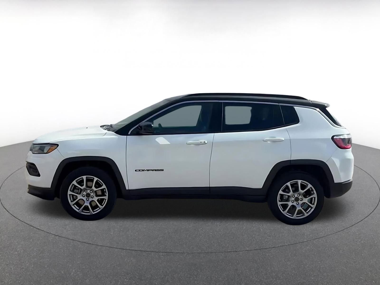 Used 2025 Jeep Compass Limited AWD/4WD image 9