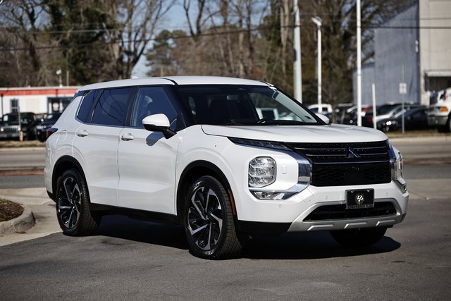 Used 2024 Mitsubishi Outlander SE image 12