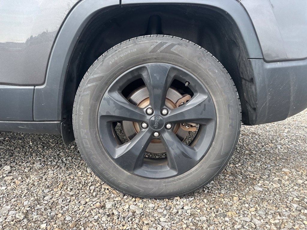 Used 2019 Jeep Cherokee Latitude Plus AWD/4WD image 5
