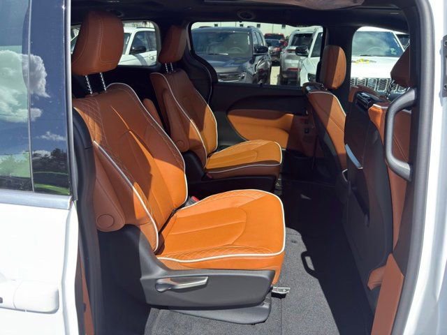 New 2026 Chrysler Pacifica Pinnacle w/ Trailer Tow Group image 35