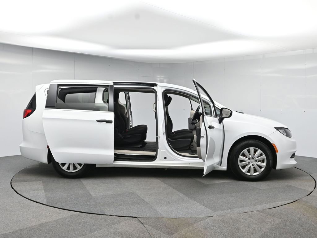 Used 2021 Chrysler Voyager L image 53