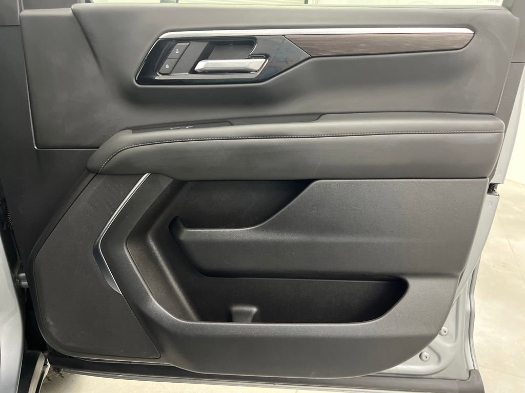 Used 2025 Chevrolet Suburban Z71 image 25