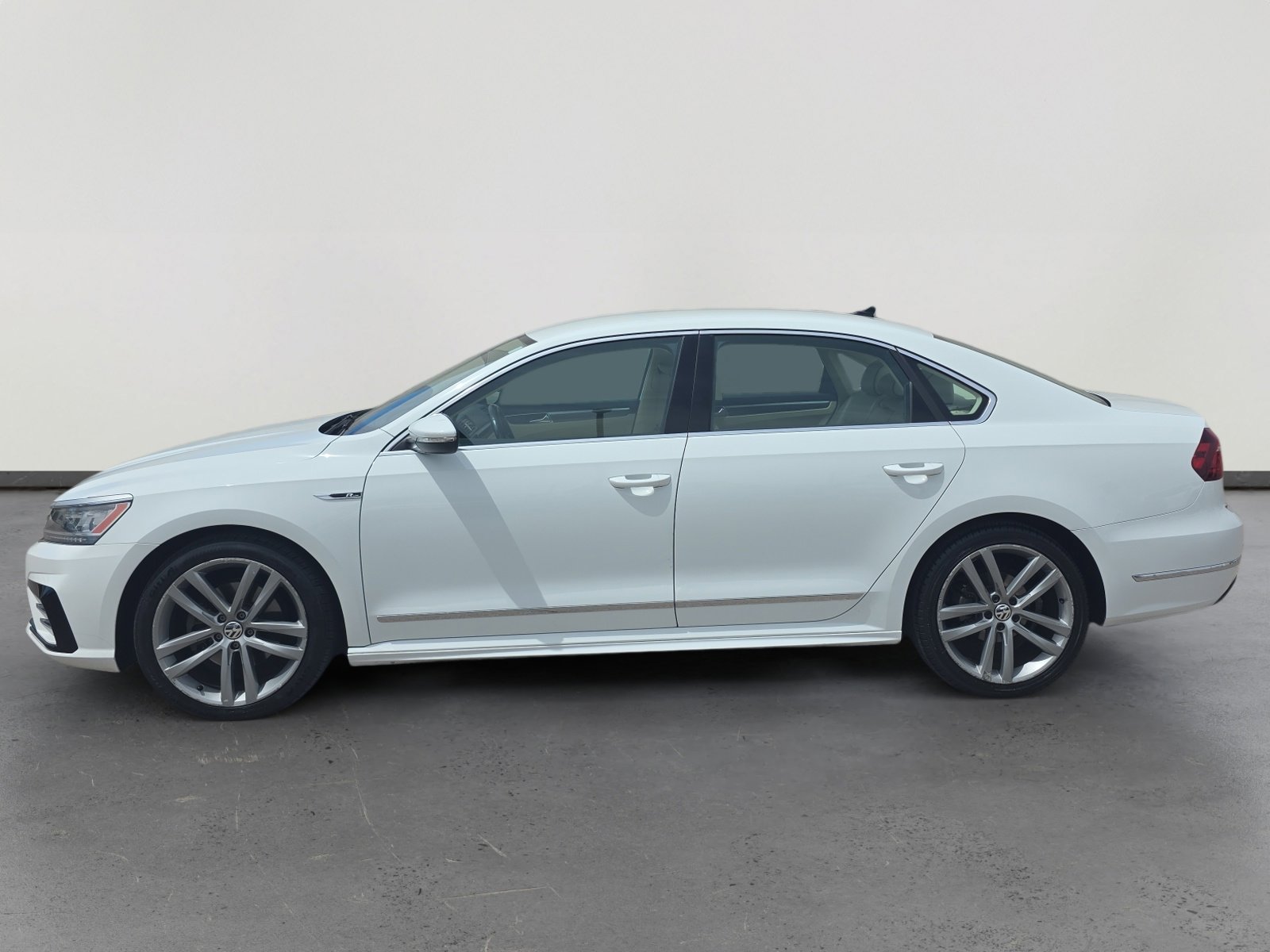 Used 2017 Volkswagen Passat 1.8T R-Line w/ R-Line Lighting Package FWD image 2