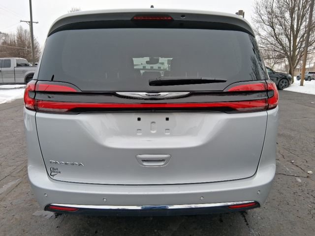Used 2024 Chrysler Pacifica Touring-L image 4
