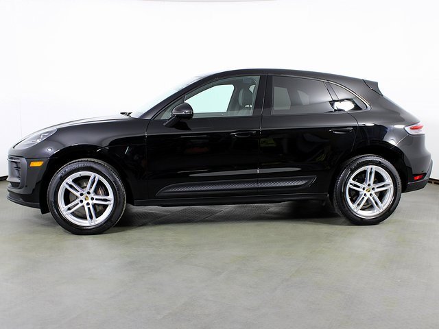 Certified 2023 Porsche Macan image 2