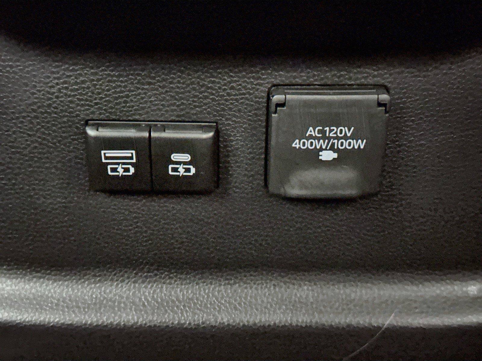 Used 2025 Toyota Tundra Limited AWD/4WD image 39