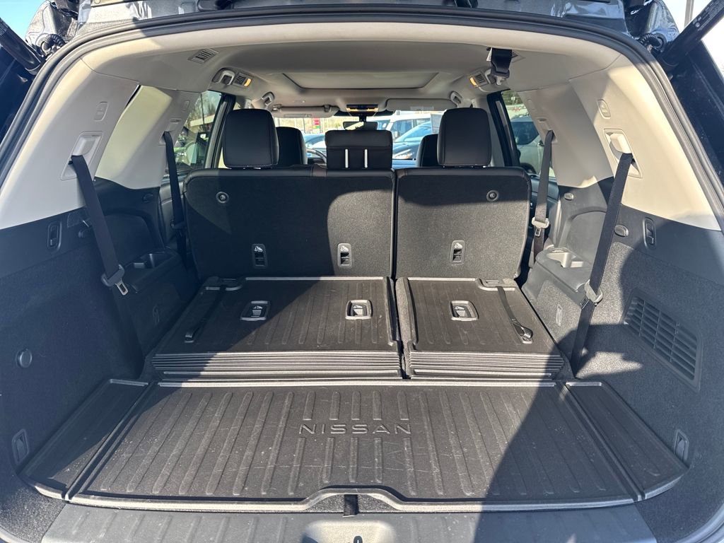 Certified 2025 Nissan Pathfinder Platinum w/ Black Appearance Package image 25