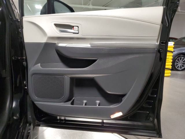 Used 2024 Toyota Sienna Limited image 26