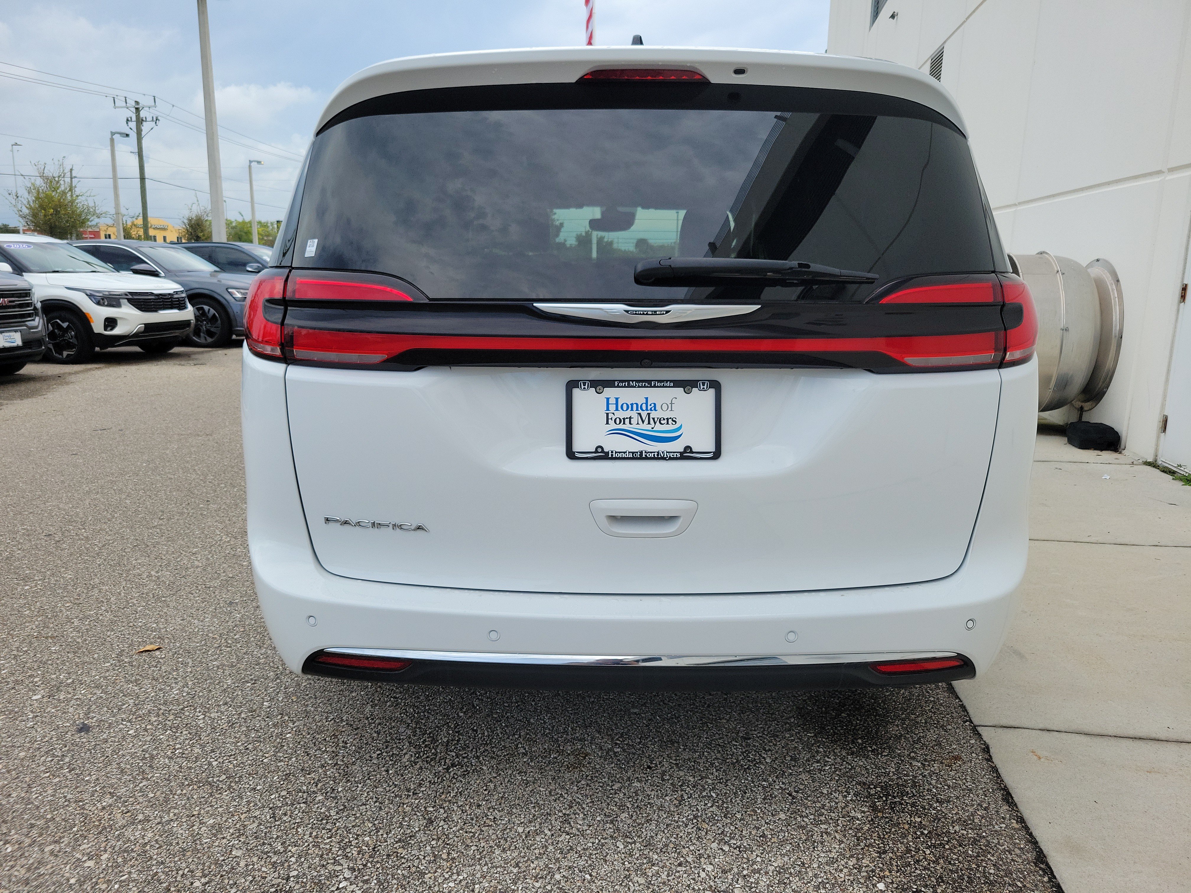 Used 2025 Chrysler Pacifica Select FWD image 5