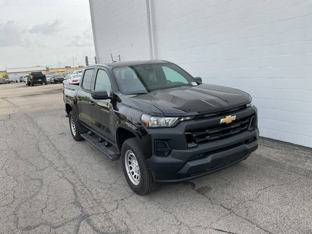 Used 2026 Chevrolet Colorado W/T w/ Advanced Trailering Package AWD/4WD image 1