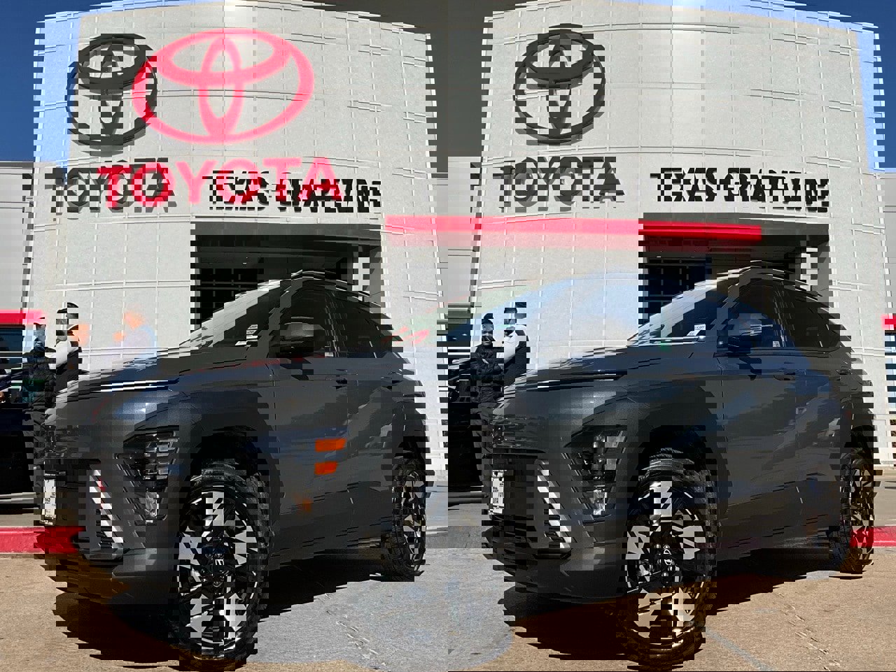 Used 2025 Hyundai Kona SEL image 2