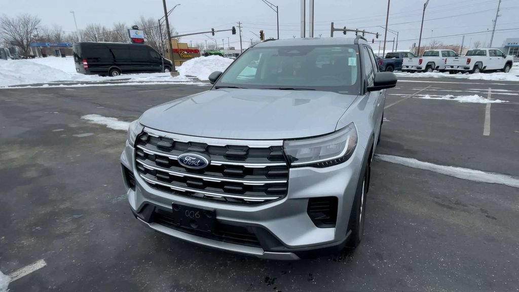 Used 2025 Ford Explorer Active AWD/4WD image 5